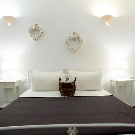 Mare Angelica Perivolos (Santorini)