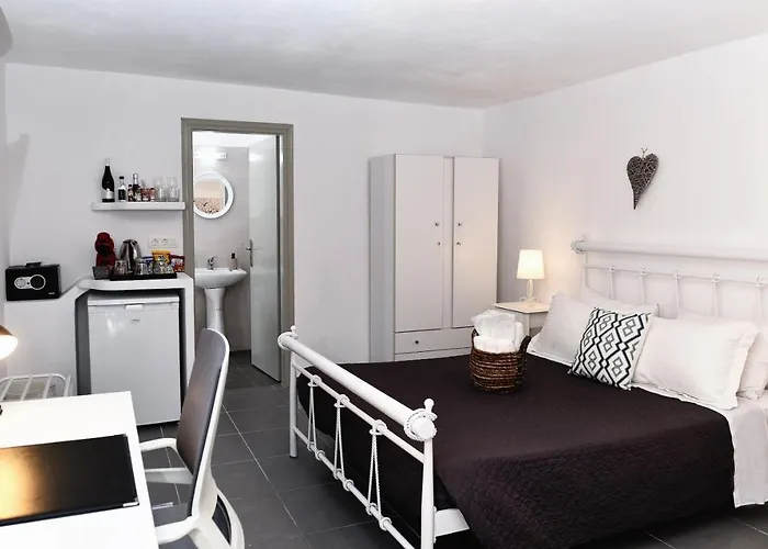 Mare Angelica Perivolos (Santorini)