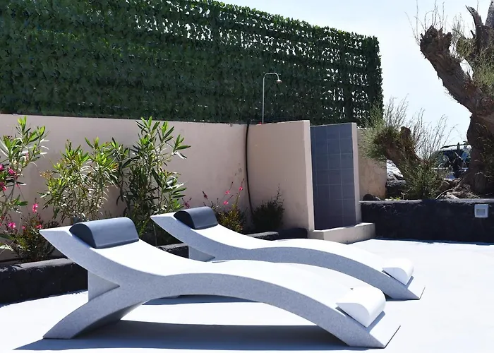 Mare Angelica Perivolos (Santorini)